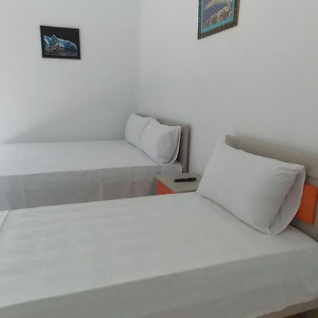 Guest House Vila Bega Sarandë Buitenkant foto