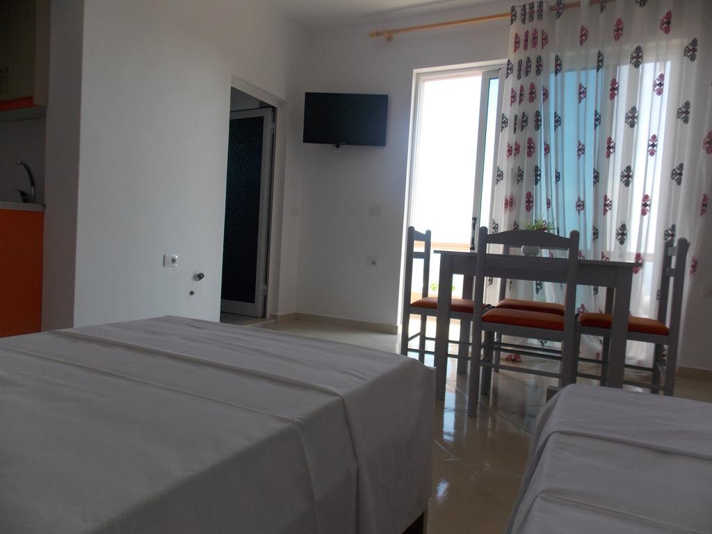 Guest House Vila Bega Sarandë Buitenkant foto