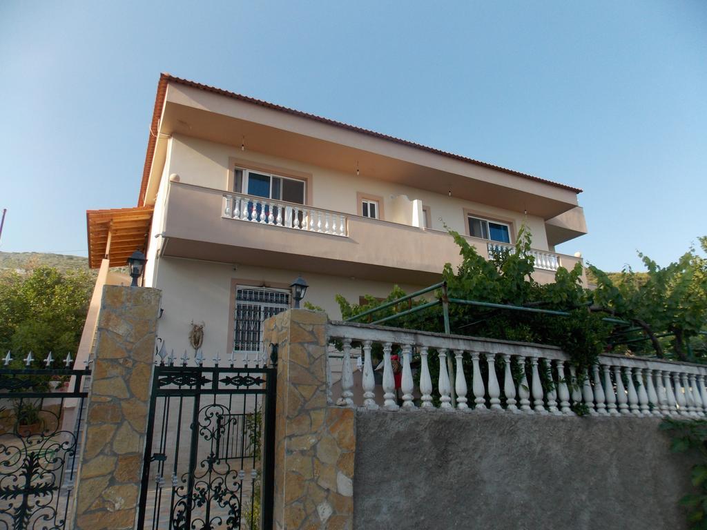Guest House Vila Bega Sarandë Buitenkant foto